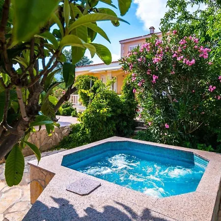 Casa vacanze Two , Heated Pool, Sauna Kaštela